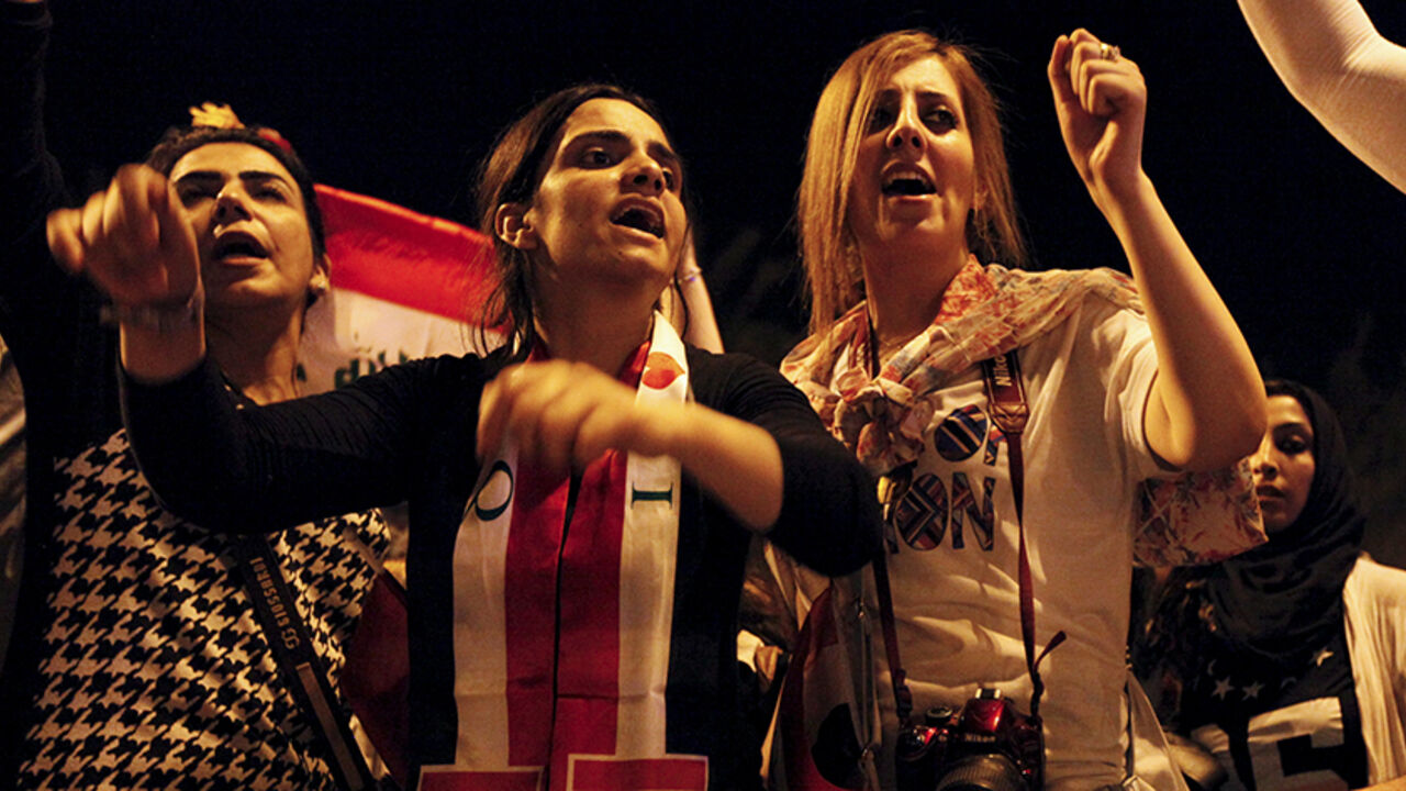 MIDEAST-CRISIS/IRAQ People shout slogans during a demonstration against corruption, poor services and power cuts in Baghdad, Iraq, August 21, 2015. REUTERS/Ahmed Saad - RTX1P4DG