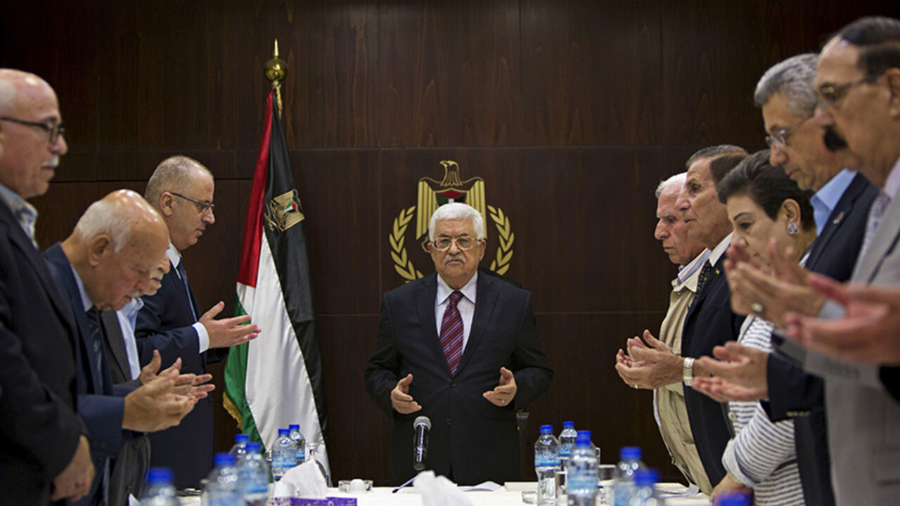 PALESTINIANS-POLITICS/ Palestinian President Mahmoud Abbas (C), joins a reading of the Koran prior to a meeting of the Palestinian Liberation Organization (PLO) executive committee in the West Bank city of Ramallah, August 22, 2015. REUTERS/Majdi Mohammed/Pool - RTX1P89U