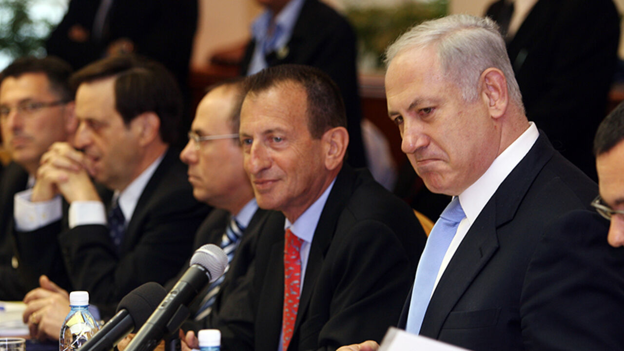 57286243 JERUSALEM, ISRAEL - APRIL 26: Prime Minister Benjamin Netanyahu (R) chairs the weekly cabinet meeting beside the Mayor of Tel Aviv Ron Huldai. on April 26, 2009 in Jerusalem, Israel. Tel Aviv is marking the 100th anniversary of its establishment on the sand dunes of the Mediterranean Sea. (Photo by Jim Hollander-pool/Getty Images) *** Local Caption *** Ron Huldai;Benjamin Netanyahu