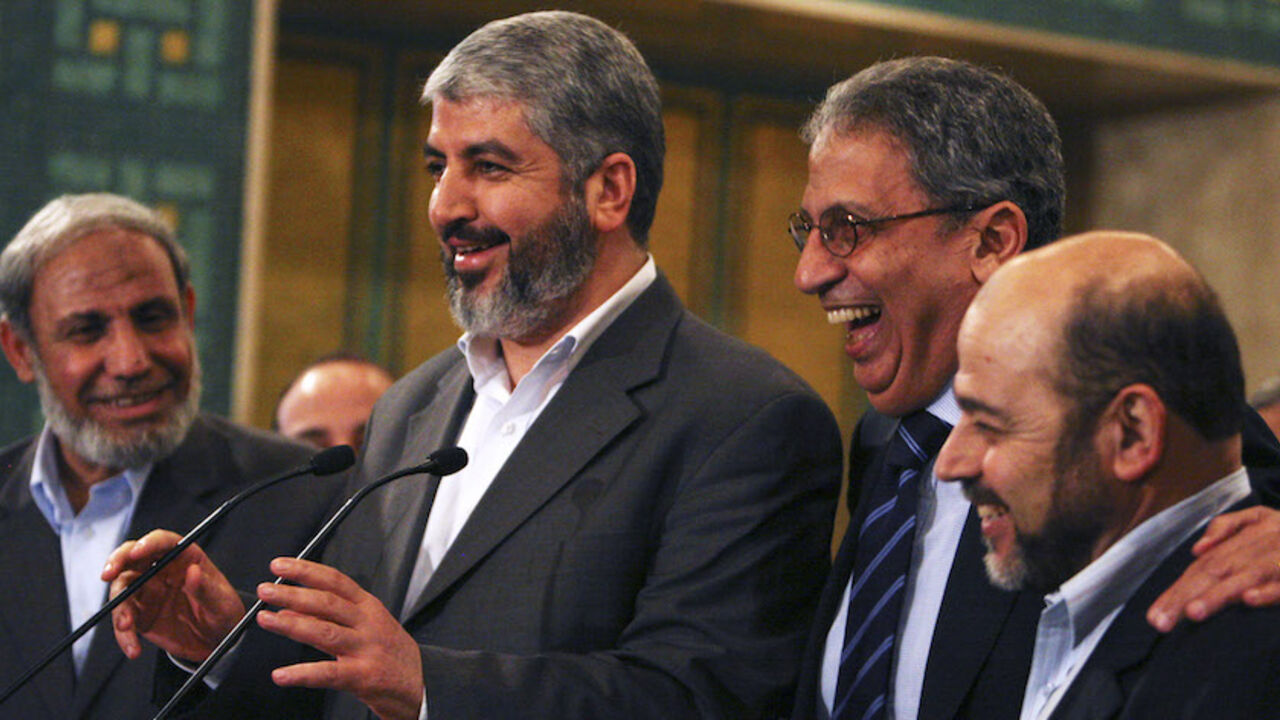 EGYPT Hamas leader Khaled Meshaal (2nd L) and Arab League Secretary-General Amr Moussa (2nd R) laugh during a news conference with Hamas senior leaders Mahmoud al-Zahar (L) and Moussa Abu Marzouk at the Arab League headquarters in Cairo June 9, 2009. REUTERS/Asmaa Waguih (EGYPT POLITICS) - RTR24HH4