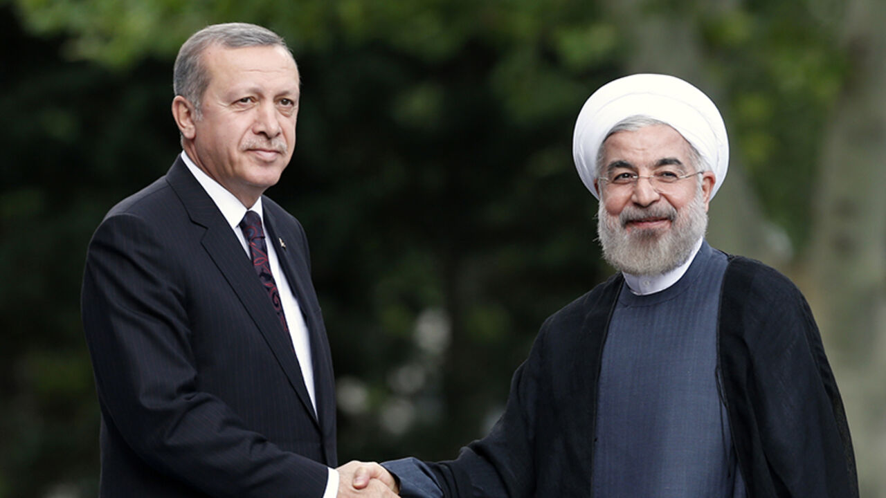 TURKEY-IRAN/ Iran's President Hassan Rouhani (R) is welcomed by Turkey's Prime Minister Tayyip Erdogan as he arrives for a meeting at Erdogan's office in Ankara June 9, 2014. REUTERS/Umit Bektas (TURKEY - Tags: POLITICS) - RTR3SVX6