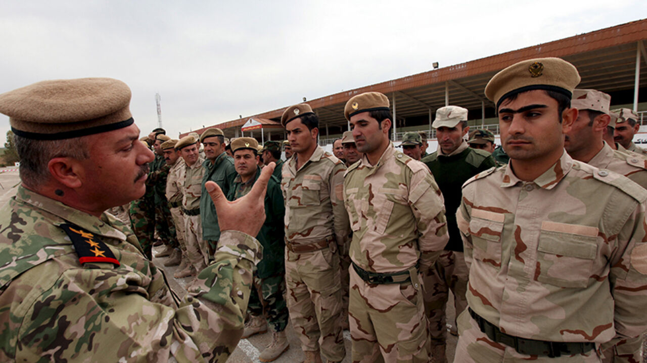 IRAQ-CRISIS/ An officer speaks to Kurdish Peshmerga forces during a training session by coalition forces on how to fight street battles and defend the front lines in a training camp in the outskirts of Arbil, north of Iraq, March 24, 2015. REUTERS/Azad Lashkari - RTR4UN6E