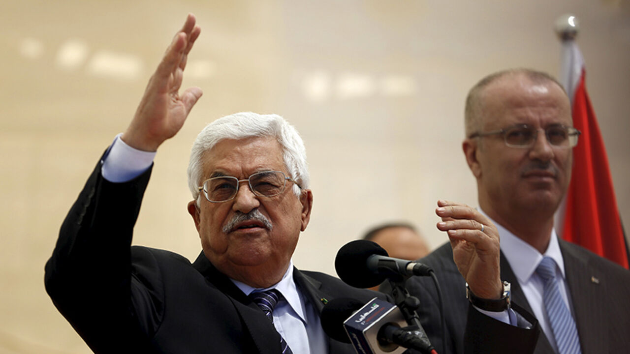 Palestinian President Mahmoud Abbas gestures as he speaks during the opening ceremony of a park in the West Bank city of Ramallah April 5, 2015. REUTERS/Mohamad Torokman - RTR4W5UM