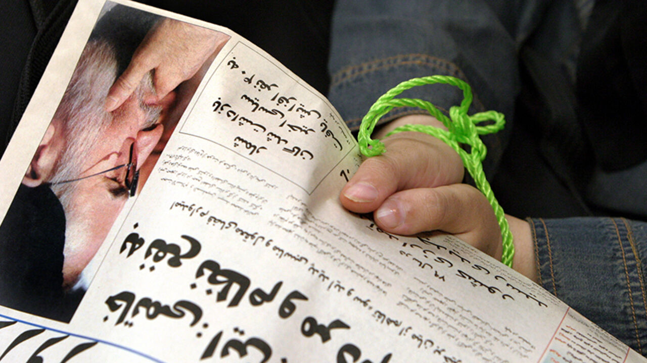 IRAN MEDIA An Iranian journalist in symbolic rope shackle holds a copy of a banned reformist newspaper at a protest gathering in Tehran, July 26, 2004. More than 100 journalists gathered to protest against what they think is a fresh round of press crackdown in Iran. REUTERS/Raheb Homavandi AP/DBP - RTR7D7P