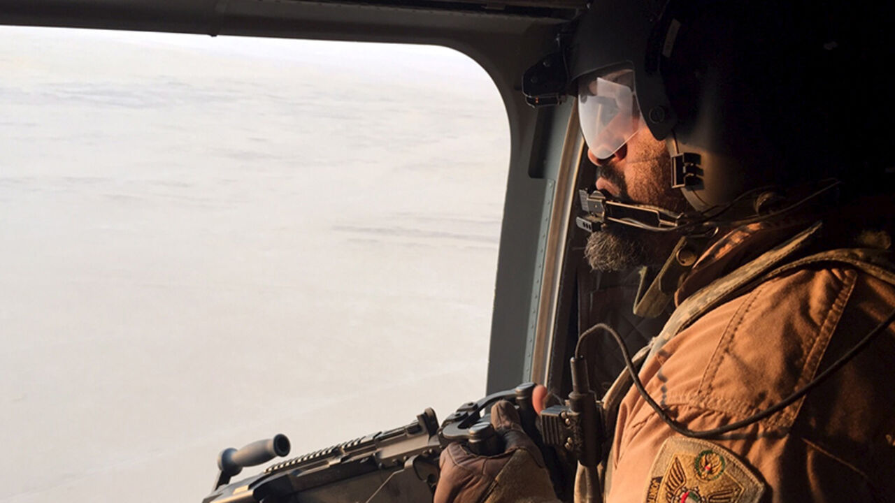 YEMEN-SECURITY/MARIB-TROOPS A soldier from the United Arab Emirates armed with a machine gun watches over Yemeni territory on a Chinook helicopter on the frontline conflict zone of Marib in central Yemen September 16, 2015. Armed with high-tech Western weaponry, Gulf Arab soldiers are fighting with newfound determination against what they see as the expanding influence of Iran, their non-Arab and Shi'ite Muslim arch-foe, in a war that has ravaged Yemen for six months. The oil-producing province of Marib has become a key battlefield be