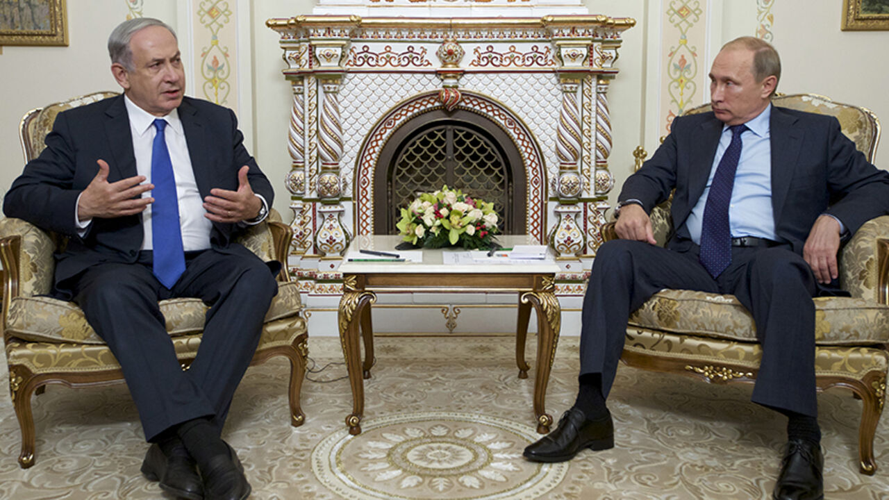 Israeli Prime Minister Benjamin Netanyahu (L) speaks with Russian President Vladimir Putin during their meeting at the Novo-Ogaryovo state residence outside Moscow, Russia, September 21, 2015. Netanyahu said his visit to Moscow on Monday was aimed at preventing clashes between Russian and Israeli military forces in the Middle East. REUTERS/Ivan Sekretarev/Pool - RTS25BW