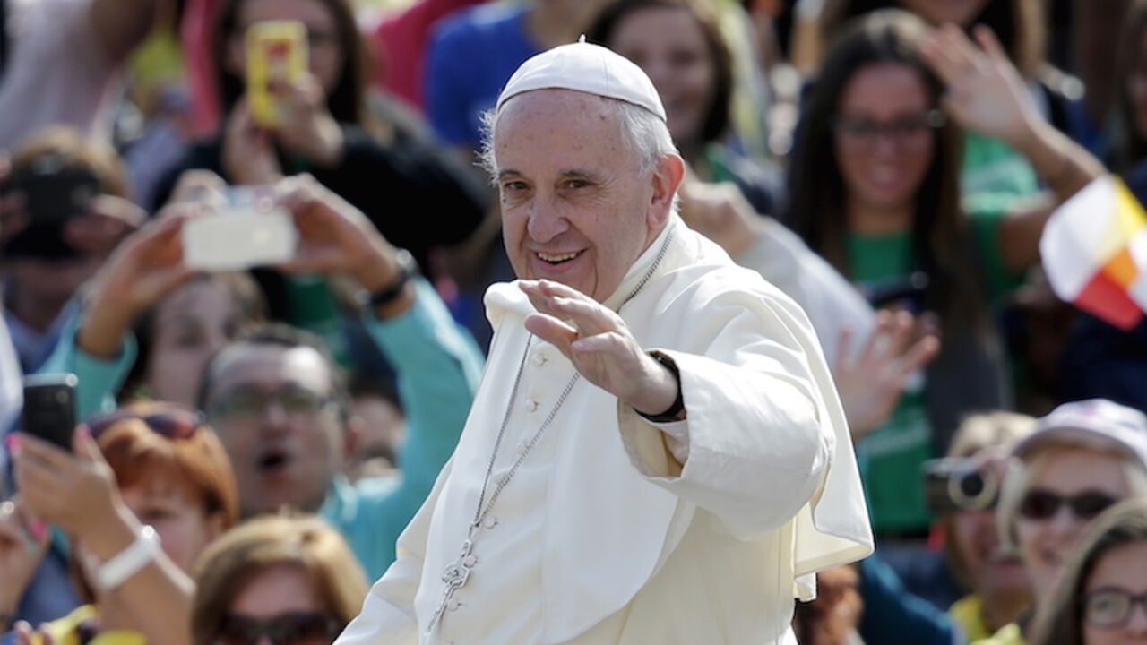 POPE-VATICAN/ Pope Francis waves as he arrives to lead his Wednesday general audience in Saint Peter's Square at the Vatican, September 9, 2015. REUTERS/Max Rossi - RTS911
