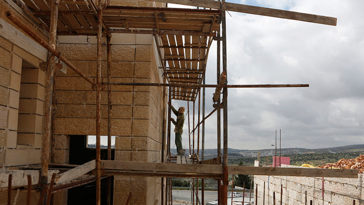 A Palestinian labourer works on a construction site in the West Bank Jewish settlement of Har Gilo, near Jerusalem March 18, 2013. Israel's new housing minister said on Sunday that Prime Minister Benjamin Netanyahu's incoming cabinet would keep expanding Jewish settlements to the same extent as his previous government. REUTERS/Baz Ratner (WEST BANK - Tags: POLITICS BUSINESS CONSTRUCTION) - RTR3F59U