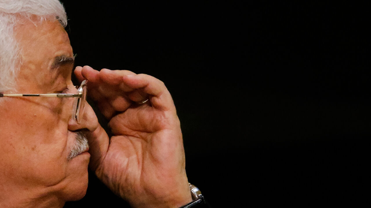 UN-ASSEMBLY/ Palestinian President Mahmoud Abbas adjusts his eyeglasses as he waits to address attendees during the 70th session of the United Nations General Assembly at the U.N. headquarters in New York, September 30, 2015. REUTERS/Carlo Allegri - RTS2H3P