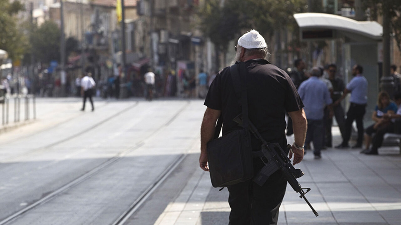 ISRAEL-PALESTINIANS/ECONOMY An armed man walks in the centre of Jerusalem October 19, 2015. A surge in Palestinian attacks in Israel is raising concerns that the weakening economy could eventually be pushed into recession. REUTERS/Ronen Zvulun - RTS538B