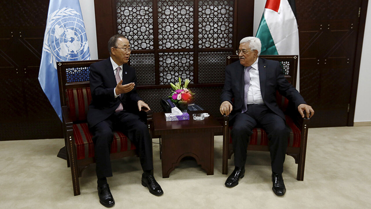 ISRAEL-PALESTINIANS/ Palestinian President Mahmoud Abbas (R) meets U.N. Secretary-General Ban Ki-moon in the West Bank city of Ramallah October 21, 2015. Ban urged Palestinians and Israel on Tuesday to step back from a "dangerous abyss" as he arrived on a snap visit to the region at the head of international efforts to quell three weeks of violence. REUTERS/Alaa Badarneh/Pool - RTS5FEH