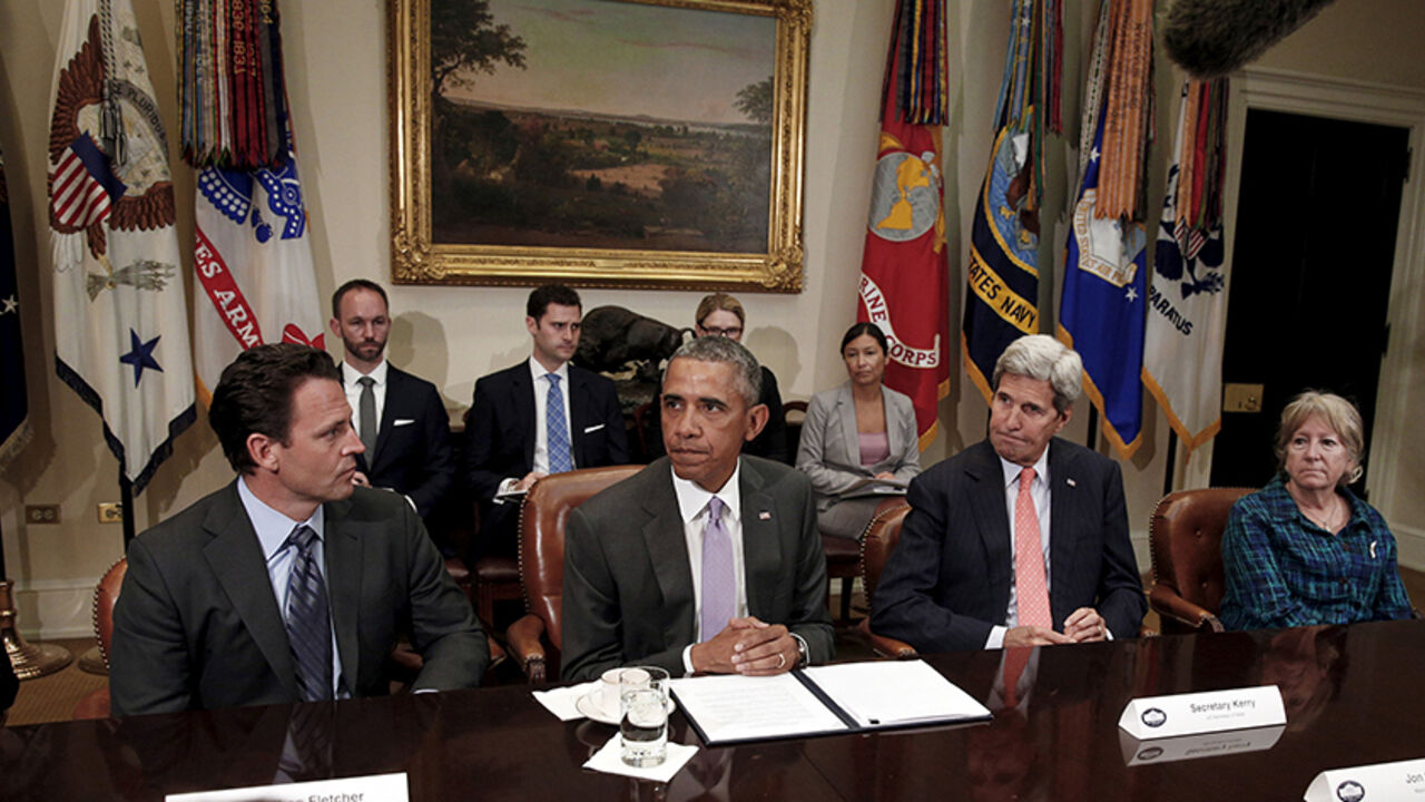 IRAN-NUCLEAR/OBAMA U.S. President Barack Obama, with Secretary of State John Kerry (2nd R) at his side, meets with a group of veterans and Gold Star Mothers to discuss the Iran nuclear deal at the White House in Washington September 10, 2015. Gold Star Mothers is an organization of mothers whose children have died while serving the U.S. in war or times of conflict. REUTERS/Kevin Lamarque - RTSIDU