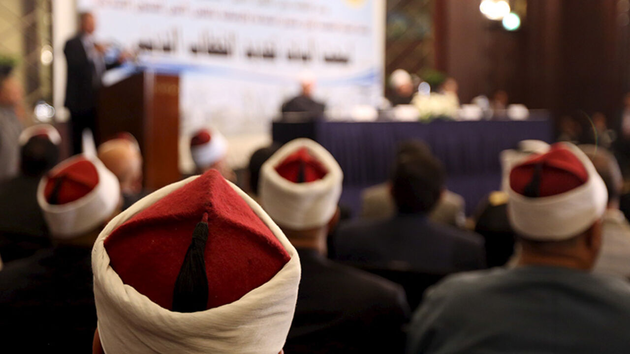 EGYPT-RELIGION/ Muslim scholars attend a conference held by the Awqaf (Religious Affairs) Ministry headquarters in Cairo, May 25, 2015, to discuss the renewal of religious discourse, a proposal by President Abdel Fattah al-Sisi in hopes to confront the extremism that has swept the region in recent years. REUTERS/Mohamed Abd El Ghany - RTX1EH37