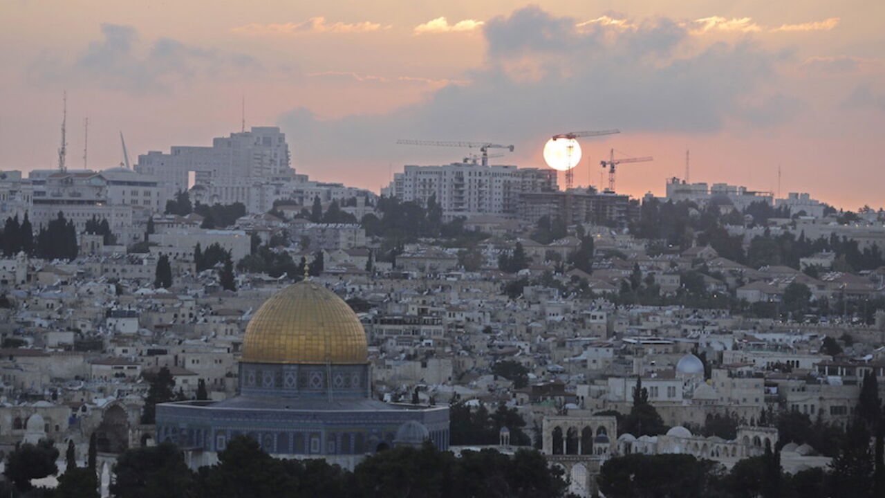 ISRAEL-RELIGON/ The Dome of the Rock (L) located on the compound known to Muslims as Noble Sanctuary and to Jews as Temple Mount in Jerusalemís Old City is seen during sunset May 29, 2015. Picture taken May 29, 2015. REUTERS/Ammar Awad - RTX1F3SU