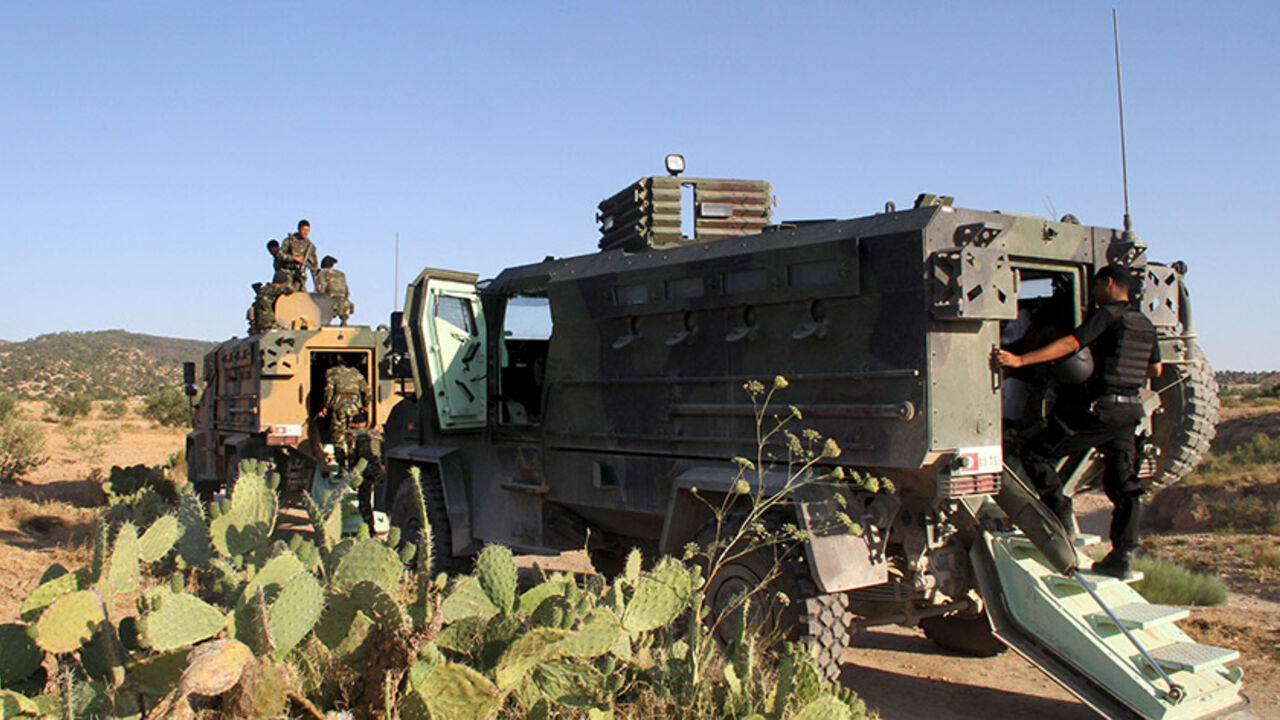 TUNISIA-SECURITY/ Tunisian soldiers and police patrol the area of Mount Salloum near Algeria's border in Kasserine, Tunisia July 4, 2015. Tunisian President Beji Caid Essebsi declared a state of emergency on Saturday, saying the Islamist militant attack on a beach hotel that killed 38 foreigners had left the country "in a state of war". Picture taken July 4, 2015. REUTERS/Stringer - RTX1J484