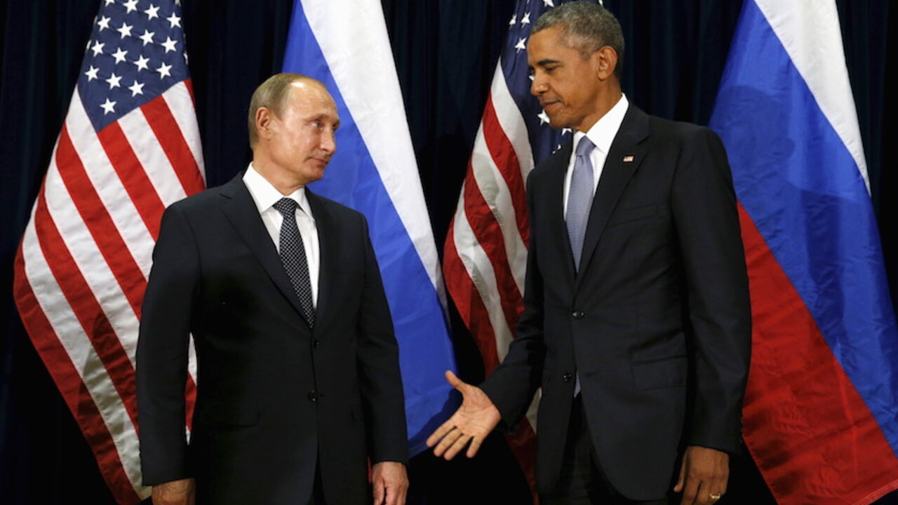 RUSSIA-USA/ U.S. President Barack Obama extends his hand to Russian President Vladimir Putin during their meeting at the United Nations General Assembly in New York September 28, 2015. REUTERS/Kevin Lamarque - RTX1SYBB
