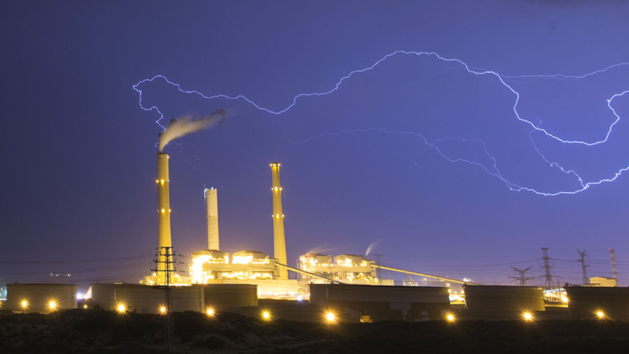 ISRAEL-WEATHER/ Lightning strikes over a power station during a storm in the city of Ashkelon October 28, 2015. REUTERS/ Amir Cohen TPX IMAGES OF THE DAY - RTX1TPK2