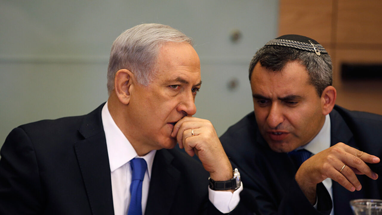 PALESTINIANS-ISRAEL/ Israel's Prime Minister Benjamin Netanyahu (L) listens to Foreign Affairs and Defence committee chair Zeev Elkin during a committee meeting at parliament in Jerusalem June 2, 2014. Netanyahu warned on Sunday against any international rush to recognise a Palestinian government due to be announced under a unity pact between the Fatah and Hamas Islamist groups.REUTERS/Ronen Zvulun (JERUSALEM - Tags: POLITICS) - RTR3RRU6