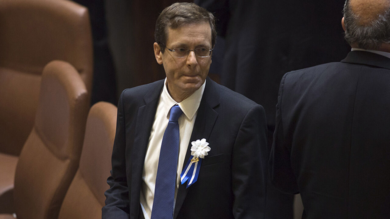 ISRAEL-PARLIAMENT/ Isaac Herzog, leader of Zionist Union party, attends the swearing-in ceremony of the 20th Knesset, the new Israeli parliament, in Jerusalem March 31, 2015. REUTERS/Heidi Levine/Pool - RTR4VMRF