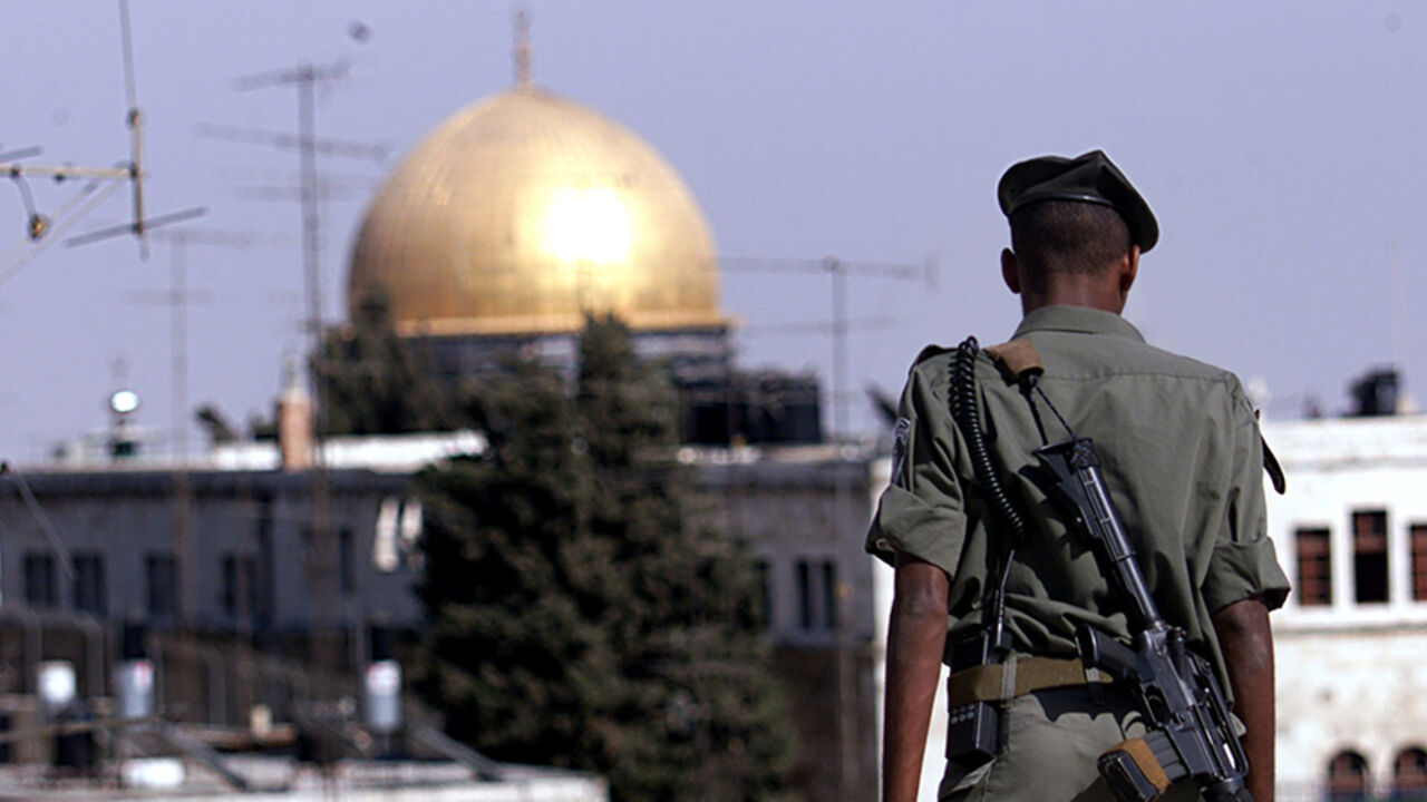 MIDEAST SUMMIT JERUSALEM An Israeli border policeman keeps watch from atop the Damascus Gate in the Old City of Jerusalem July 23. Israel's Justice Minister Yossi Beilin said Sunday that he believed Israeli and Palestinian negotiators at Camp David would be able to resolve their disagreements over Jerusalem and sew up a deal. The fate of Jerusalem is thought to be the most formidable obstacle to an agreement at the Camp David peace summit near Washington DC.
NB/WS - RTR6KZI