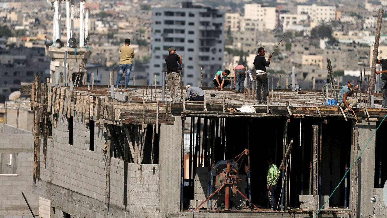 ISRAELI-PALESTINIANS/ Workers rebuild a Palestinian house that was completely destroyed in last year's 50-day war between Israel and Palestinian militant groups in Gaza Strip, November 8, 2015. The house among the first number of houses to be rebuilt since the war ended. Palestinian and United Nations officials said nearly 130,000 houses were either destroyed or damaged during the war. REUTERS/Mohammed Salem - RTS606Q