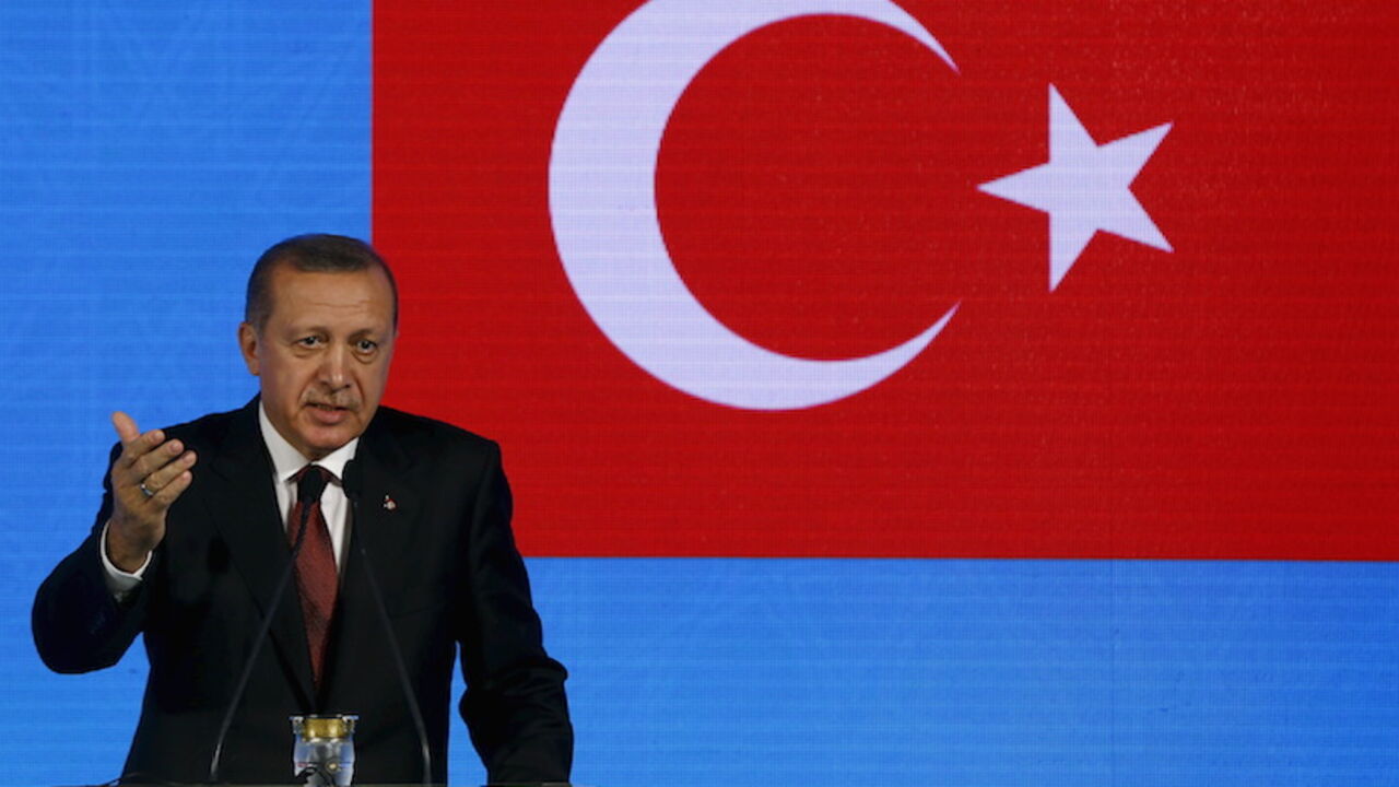 TURKEY-POLITICS/ Turkish President Recep Tayyip Erdogan speaks during a news conference after a meeting Japanese Prime Minister Shinzo Abe in Istanbul, November 13, 2015. REUTERS/Osman Orsal - RTS6UOX