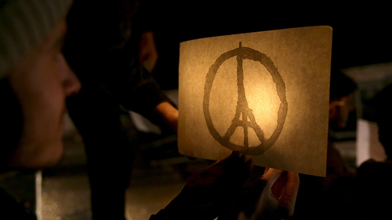 FRANCE-SHOOTING/SYRIA A man carries a candle and a placard with an image of the Eiffel tower in tribute to the victims of the Paris attacks in the town of Duma, eastern Ghouta in Damascus November 14, 2015. Picture taken November 14, 2015. REUTERS/Bassam Khabieh - RTS75VU