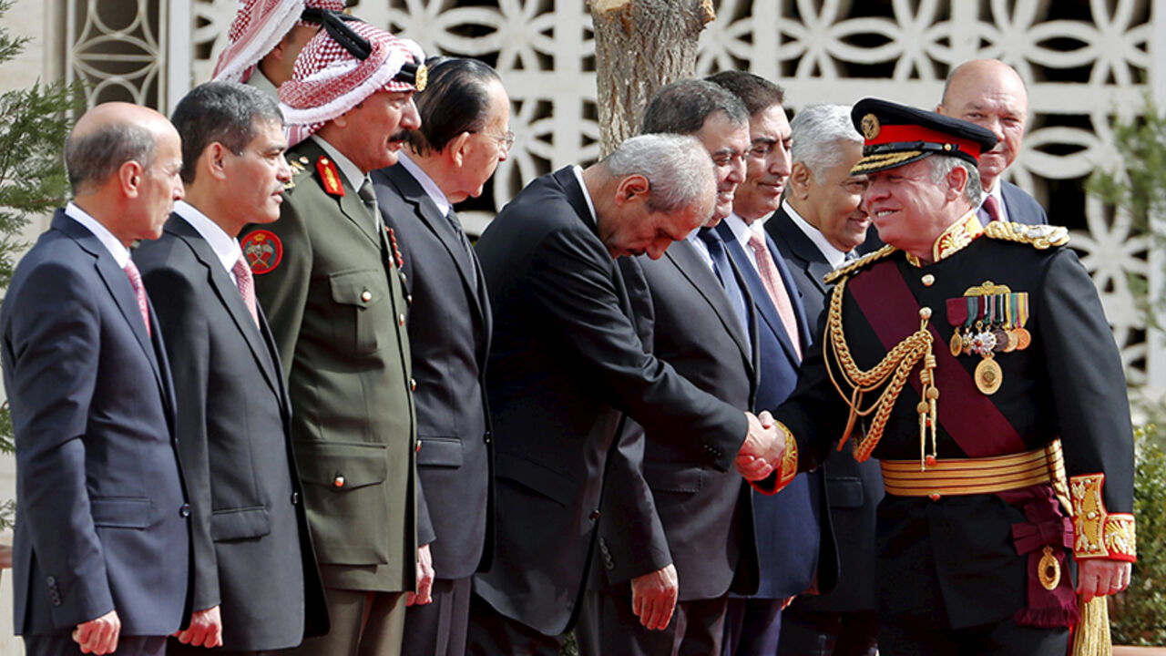 JORDAN-POLITICS/ Jordan's King Abdullah (R) shakes hands as he arrives for the opening of the third ordinary session of the 17th Parliament in Amman, Jordan, November 15, 2015. REUTERS/Muhammad Hamed - RTS75Y0