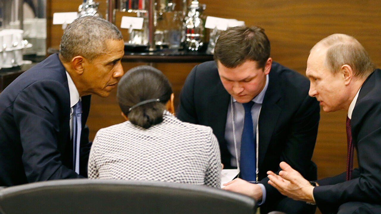 G20-TURKEY/ U.S. President Barack Obama (L) talks with Russian President Vladimir Putin (R) and U.S. security advisor Susan Rice (2nd L) prior to the opening session of the Group of 20 (G20) Leaders summit summit in the Mediterranean resort city of Antalya, Turkey November 15, 2015. Man at 2nd R is unidentified. REUTERS/Cem Oksuz/Pool - RTS76RI