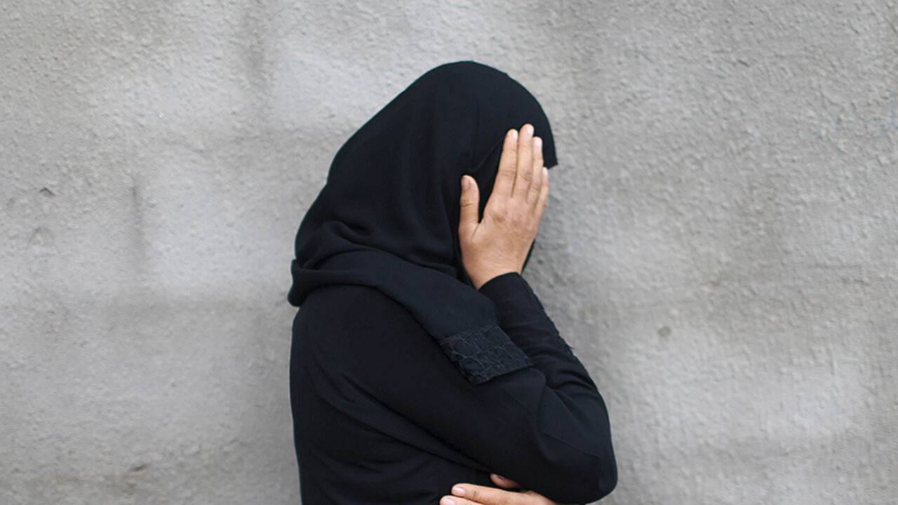 ISRAEL-PALESTINIANS/ A relative of Palestinian Khalil Obeid, 25, who died on Saturday from a wound he sustained during clashes with the Israeli troops, mourns during his funeral in Khan Younis in the southern Gaza Strip October 25, 2015. Palestinian officials reacted warily on Sunday to what U.S. Secretary of State John Kerry hailed as Jordan's "excellent suggestion" to calm Israeli-Palestinian violence by putting a sensitive Jerusalem holy site under constant video monitoring. REUTERS/Ibraheem Abu Mustafa - RTX1T61F