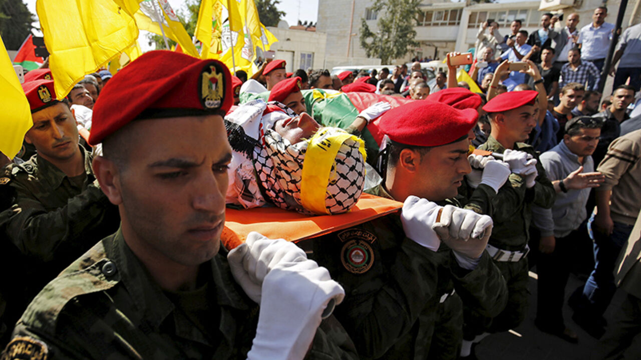 ISRAEL-PALESTINIANS/ ATTENTION EDITORS – VISUALS COVERAGE OF SCENES OF DEATH Palestinian security forces carry the bodies of two Palestinians, who Israeli authorities say were involved in stabbing attacks on Israelis, before their funeral in the West Bank village of Qatana, near Jerusalem November 2, 2015. Israel on Sunday returned the bodies of the two Palestinians whom it accuses of stabbing Israelis. REUTERS/Mohamad TorokmanTEMPLATE OUT - RTX1UF38