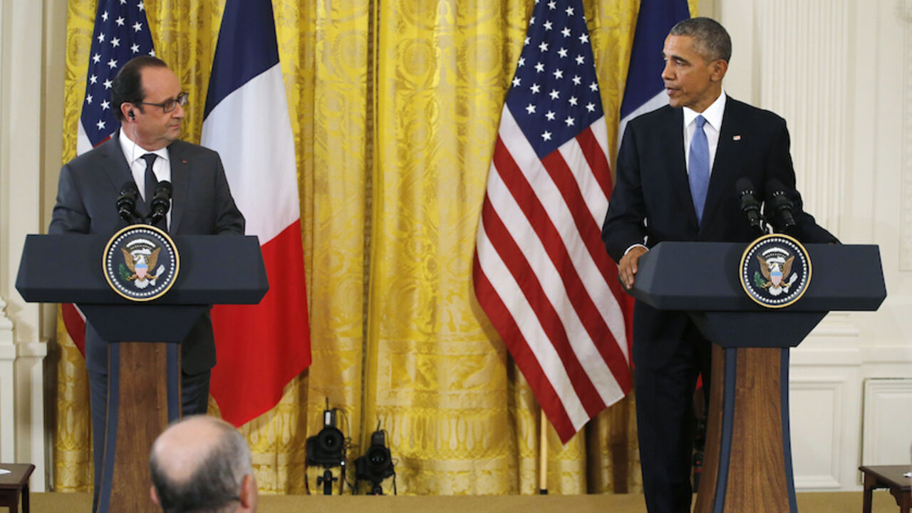 FRANCE-SHOOTING/USA U.S. President Barack Obama (R) and French President Francois Hollande hold a joint news conference in the East Room of the White House in Washington November 24, 2015. REUTERS/Carlos Barria - RTX1VN6X