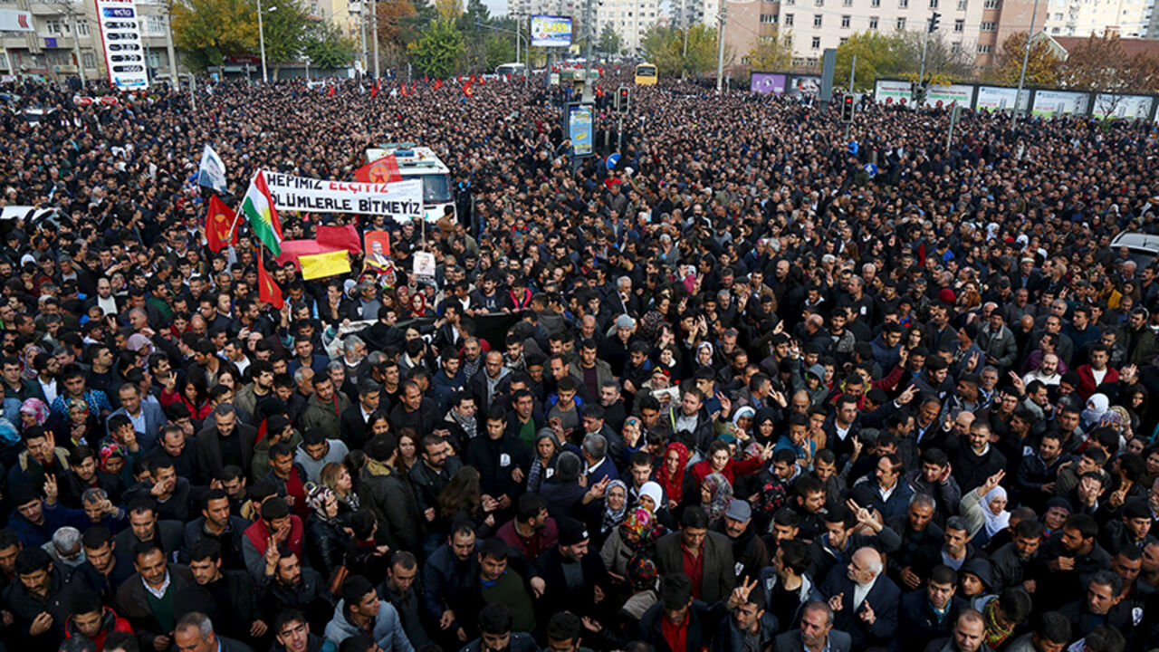 TURKEY-KURDS/LAWYER Thousands march during the funeral of Diyarbakir Bar Association President Tahir Elci in the Kurdish-dominated southeastern city of Diyarbakir, Turkey, November 29, 2015. REUTERS/Sertac Kayar - RTX1WE4F