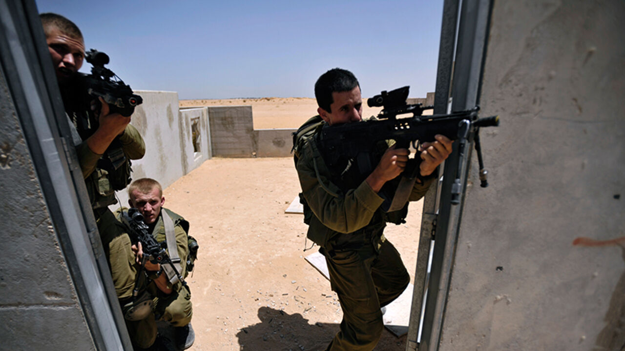 ISRAEL/ Israeli soldiers take part in an urban warfare drill inside a mock village at Tzeelim army base in the Negev Desert June 30, 2009. REUTERS/Amir Cohen (ISRAEL MILITARY POLITICS) - RTR256XX