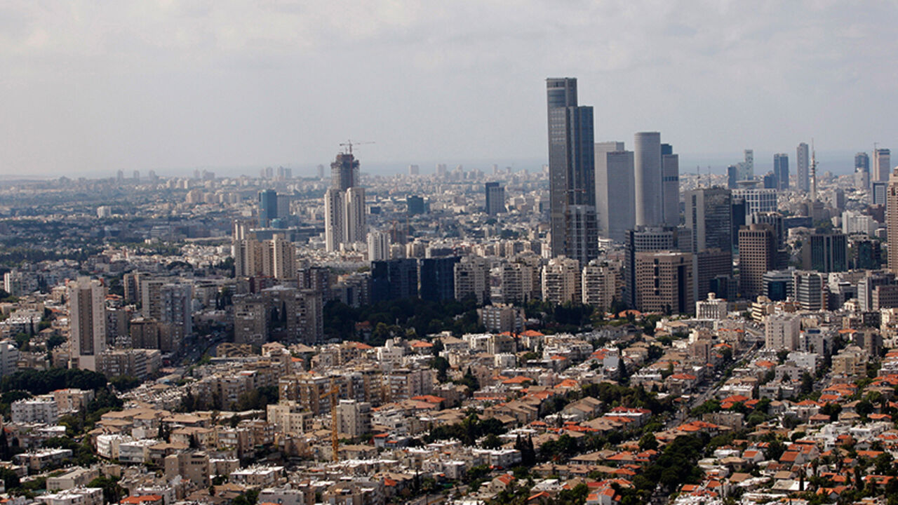 ISRAEL/ An aerial view shows Tel Aviv's skyline September 23, 2009. REUTERS/Gil Cohen Magen (ISRAEL CITYSCAPE SOCIETY) - RTR286D8