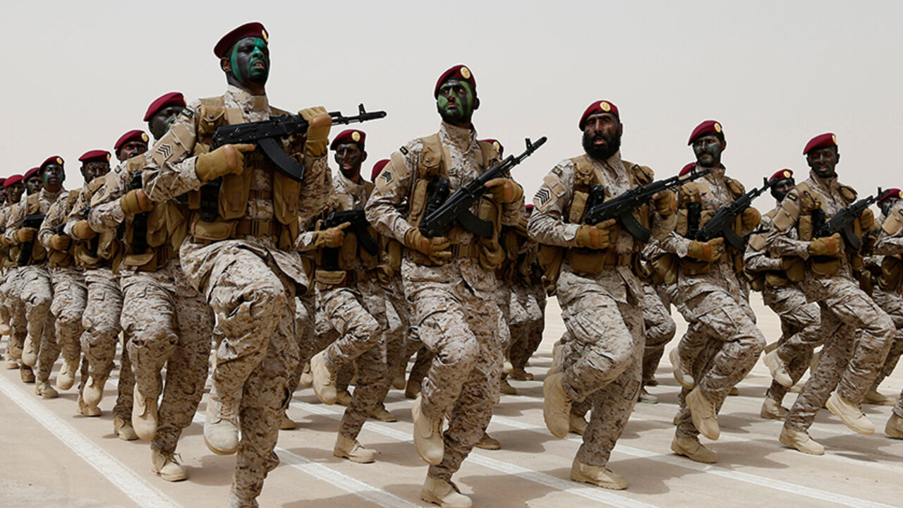 SAUDI/ Saudi soldiers march during Abdullah's Sword military drill in Hafar Al-Batin, near the border with Kuwait April 29, 2014. REUTERS/Faisal Al Nasser (SAUDI ARABIA - Tags: MILITARY) - RTR3N4CO