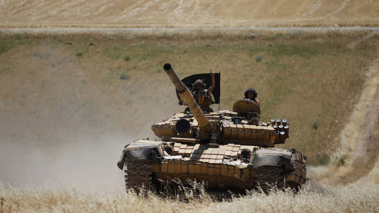 SYRIA-CRISIS/ Islamist Syrian rebel group Jabhat al-Nusra drive a tank on Al-Khazan frontline of Khan Sheikhoun, northern Idlib province May 17, 2014. REUTERS/Hamid Khatib (SYRIA - Tags: CIVIL UNREST MILITARY POLITICS CONFLICT) - RTR3PM99