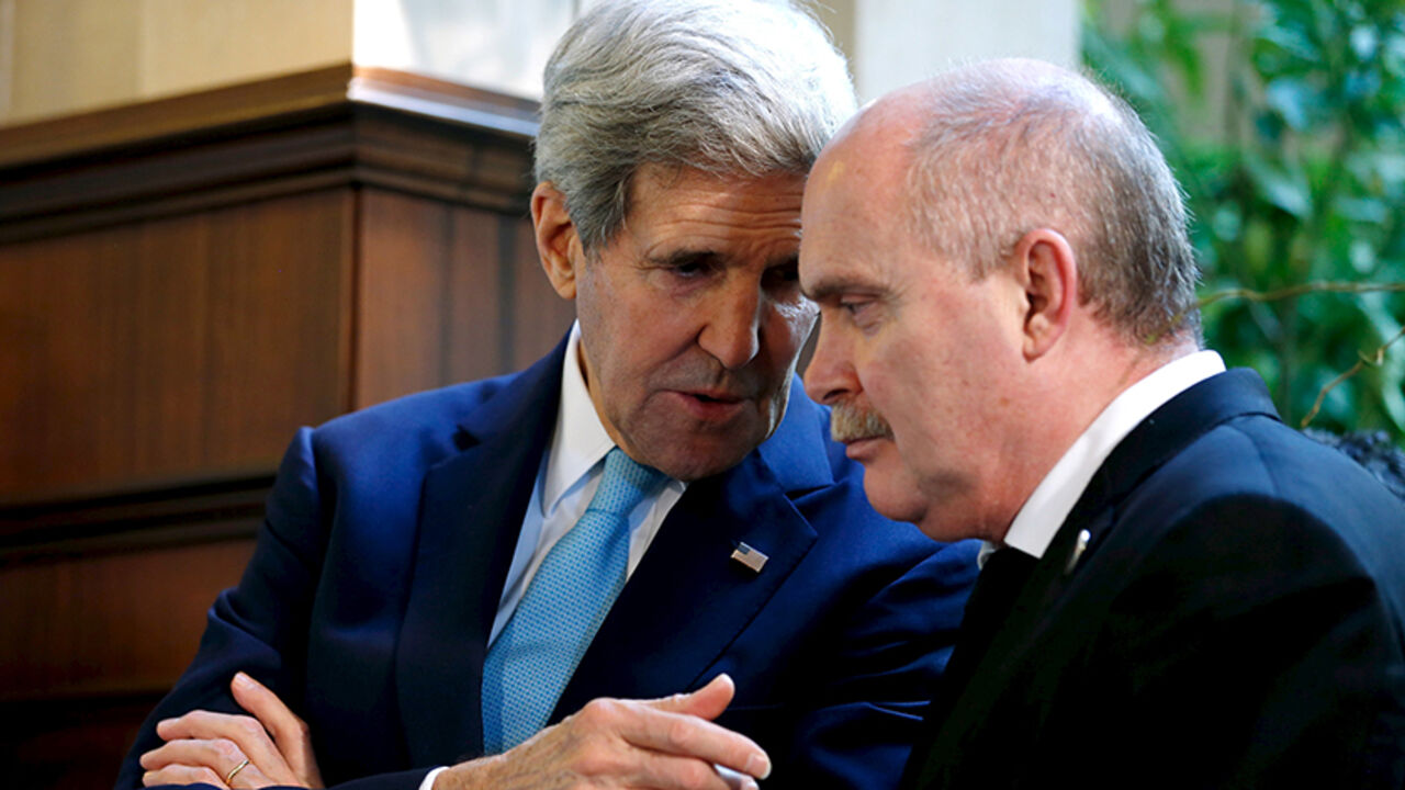 G20-TURKEY/ U.S. Secretary of State John Kerry (L) speaks with Turkey's Foreign Minister Feridun Sinirlioglu on the sidelines as their two heads of state address reporters at the Regnum Carya Resort in Antalya, Turkey, November 15, 2015. REUTERS/Jonathan Ernst - RTS753C