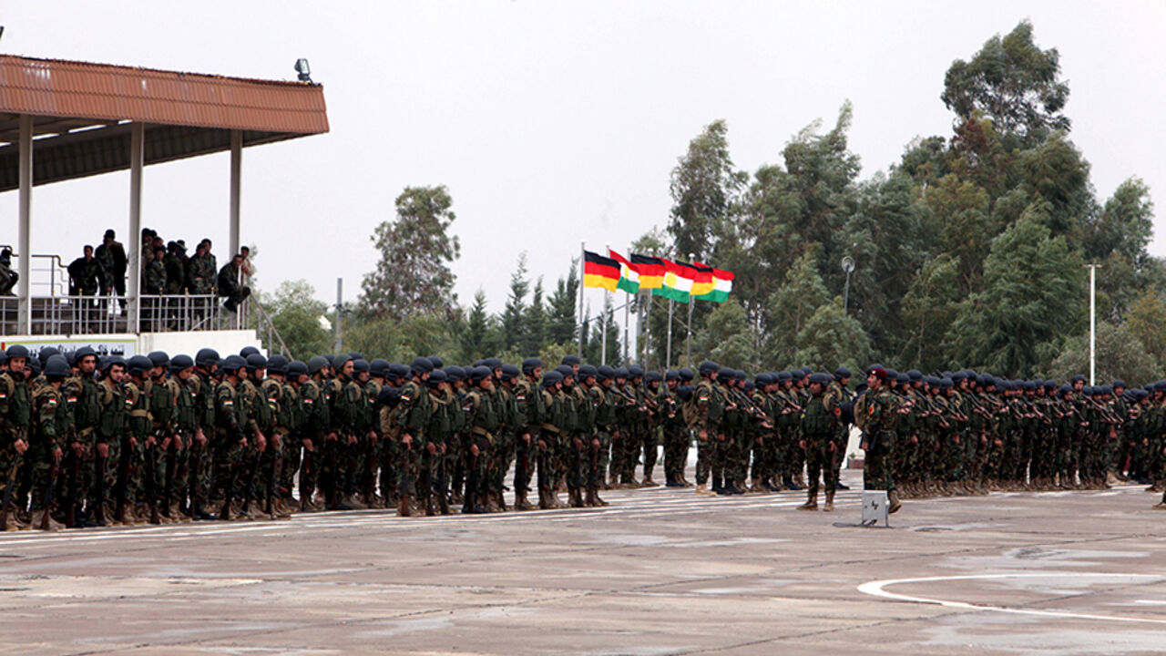 GERMANY-IRAQ/ Kurdish peshmerga take part in a training session during German Defence Minister Ursula von der Leyen's visit at a camp in Banslawa in Arbil, north of Baghdad, October 27, 2015. German Defence Minister Ursula von der Leyen said that the government will look into sending more weapons to Peshmerga fighting Islamic State in Iraq. Von der Leyen has been in Iraq since late, she also paid a visit to a camp in Banslawa where German soldiers are currently training around 30 young Kurdish fighters. REUTERS/Azad lash