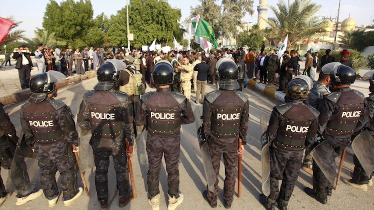 MIDEAST-CRISIS/IRAQ-TURKEY Riot police stand in front of protesters during a demonstration against Turkish military deployment in Iraq, in Najaf, Iraq, December 12, 2015. REUTERS/Alaa Al-Marjani - RTX1YDSC