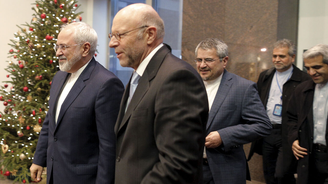 MIDEAST-CRISIS/GERMANY-IRAN Iranian Foreign Minister Mohammad Javad Zarif (L) is greeted as he arrives at the German Mission to the United Nations in New York, December 17, 2015. REUTERS/Brendan McDermid - RTX1Z6LJ