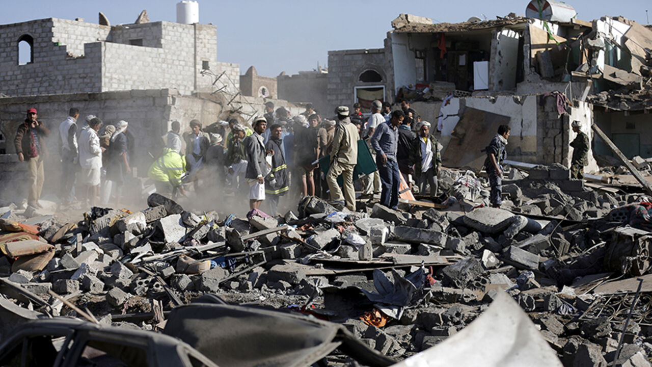YEMEN-SECURITY/ Civil defence workers and people search for survivors under the rubble of houses destroyed by an air strike near Sanaa Airport March 26, 2015. Saudi Arabia and Gulf region allies launched military operations including air strikes in Yemen on Thursday, officials said, to counter Iran-allied forces besieging the southern city of Aden where the U.S.-backed Yemeni president had taken refuge. REUTERS/Khaled Abdullah - RTR4UXDR