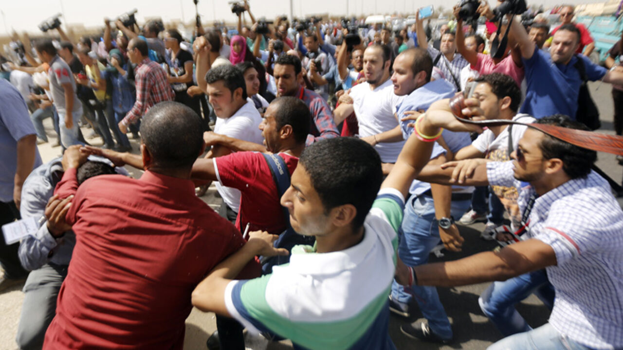 EGYPT-MUBARAK/VERDICT People whose relatives were killed during the 2011 Egyptian revolution, clash with supporters of former Egyptian President Hosni Mubarak outside the police academy on the outskirts of Cairo September 27, 2014. An Egyptian court postponed to Nov. 29 its verdict on whether Mubarak ordered the killing of protesters during the 2011 uprising that ended his three-decade rule. REUTERS/Amr Abdallah Dalsh (EGYPT - Tags: POLITICS CIVIL UNREST CRIME LAW) - RTR47XDB