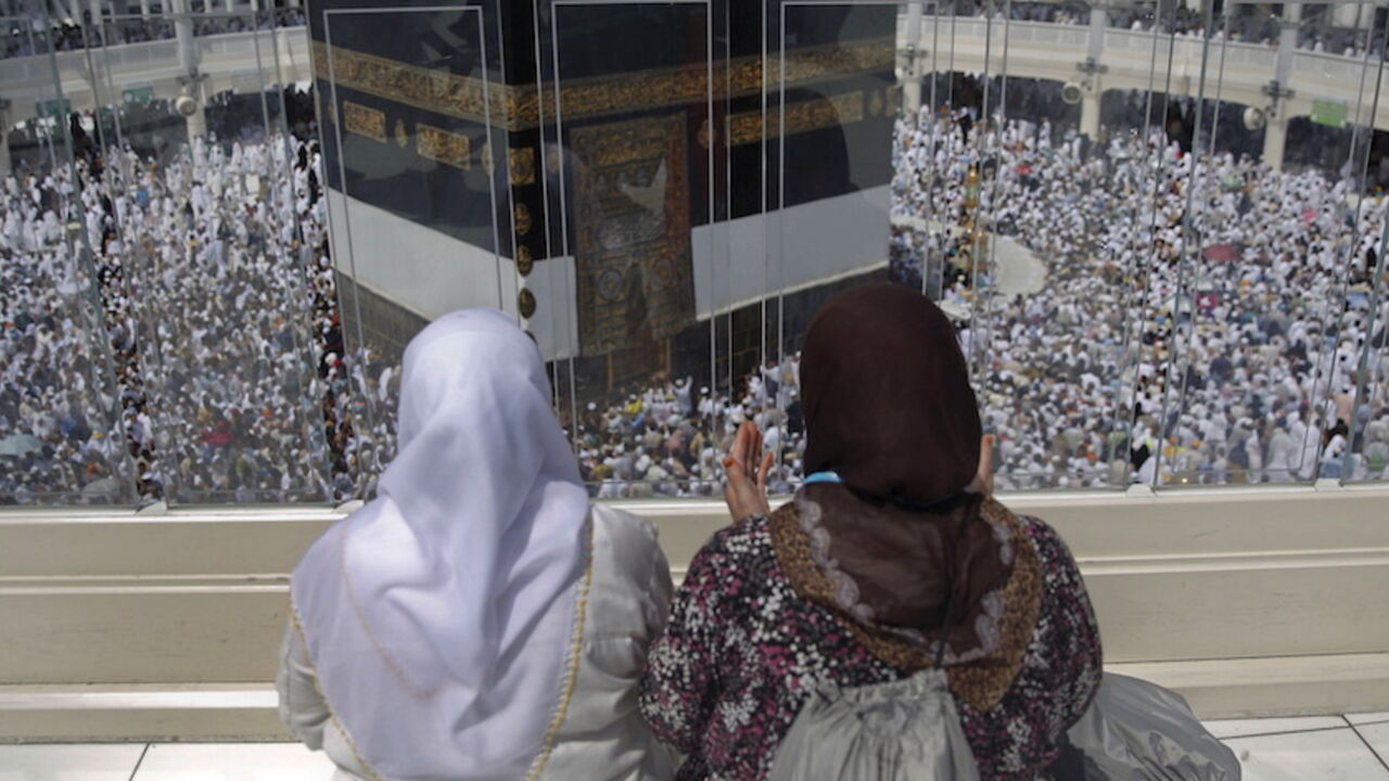 SAUDI-HAJ/ Muslim pilgrims pray around the holy Kaaba at the Grand Mosque ahead of the annual haj pilgrimage in Mecca September 21, 2015. REUTERS/Ahmad Masood - RTS24CV