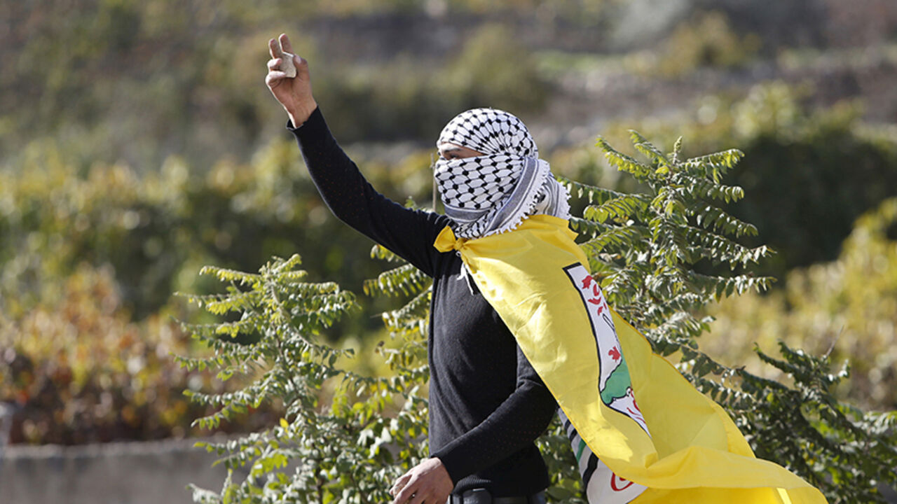 ISRAEL-PALESTINIANS/ A Palestinian protester holds a stone during clashes with Israeli troops in the West Bank town of Halhul, north Hebron November 14, 2015. REUTERS/Mussa Qawasma - RTS70G7