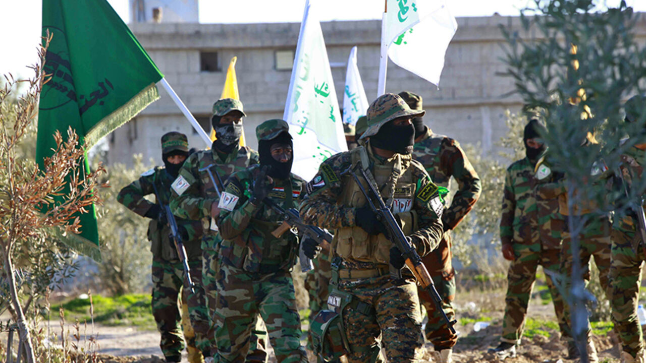 Iraqi Shi'ite fighters demonstrate with their weapons during a military-style training at a camp in on the outskirt of Damascus February 13, 2014.  Picture taken February 13, 2014. REUTERS/Alaa Al-Marjani (SYRIA - Tags: CIVIL UNREST POLITICS CONFLICT) - RTX18VD3
