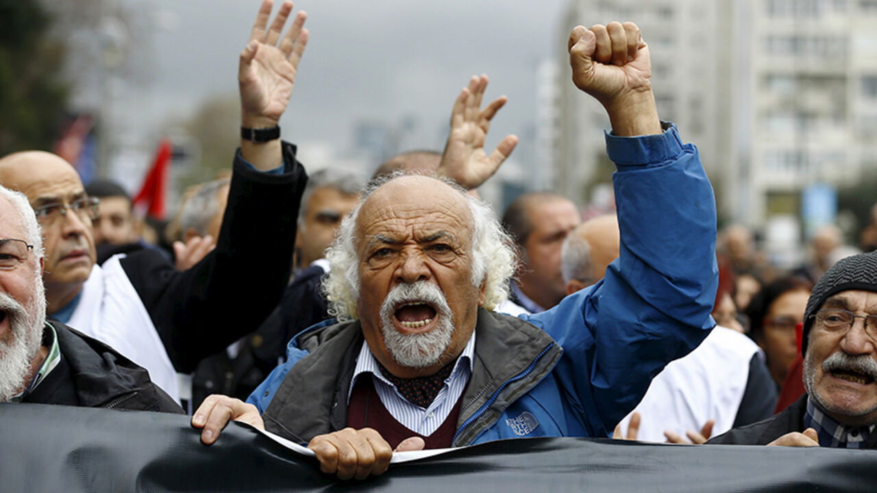 TURKEY-MEDIA/ Demonstrators shout slogans during a protest outside the headquarters of Cumhuriyet newspaper whose editor-in-chief Can Dundar was arrested on charges of espionage and terrorist propaganda, in Istanbul, Turkey, November 29, 2015. REUTERS/Osman Orsal - RTX1WD43