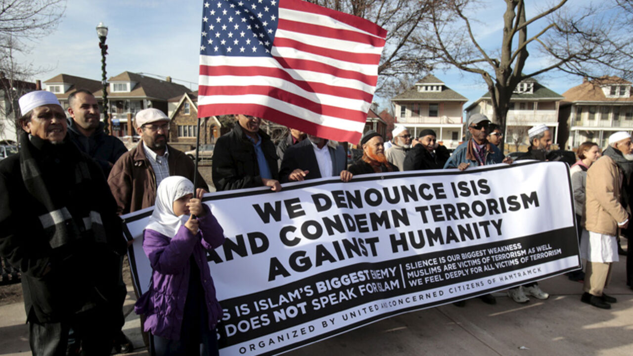 USA-PROTEST/ Bangladeshi and Yemeni Americans join supporters to protest against Islamic State and political and religious extremism during a rally in the Detroit suburb of Hamtramck, Michigan, December 11, 2015. REUTERS/Rebecca Cook - RTX1YBER