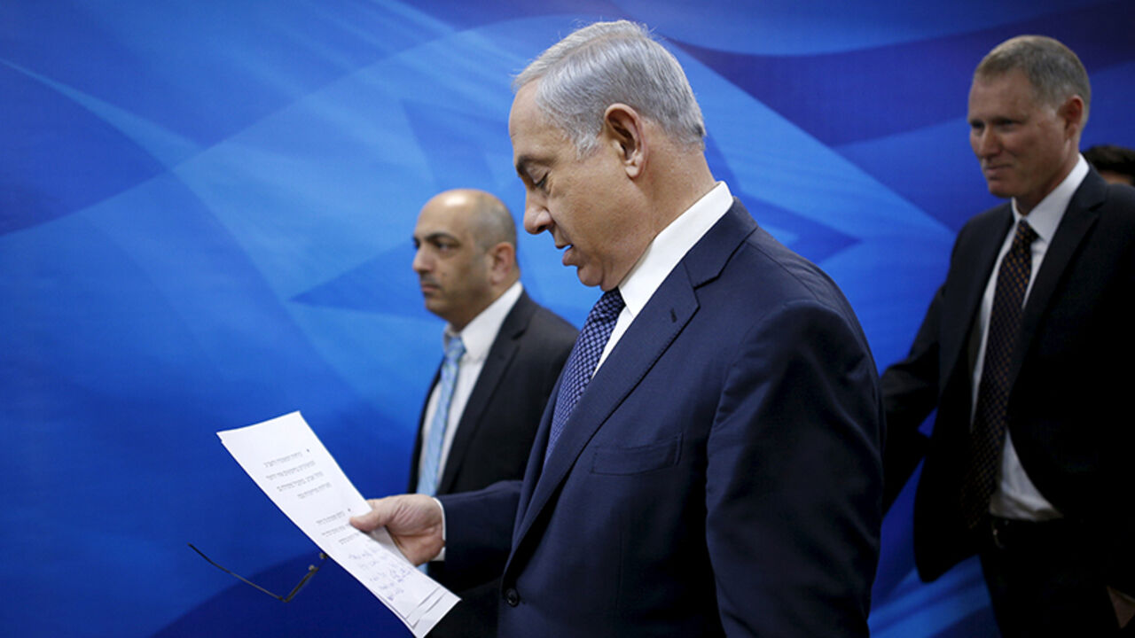 ISRAEL-POLITICS/ Israeli Prime Minister Benjamin Netanyahu arrives to the weekly cabinet meeting in Jerusalem January 3, 2016. REUTERS/Amir Cohen - RTX20UNX