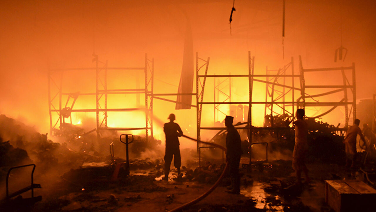 Firefighters attempt to extinguish a fire at a foodstuff storage facility destroyed by a Saudi-led air strike in Yemen's Red Sea port city of Houdieda January 6, 2016. REUTERS/Abduljabbar Zeyad - RTX2177D